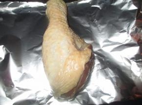 裁一方块铝纸，放上鸡腿