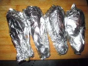 鸡腿用铝纸包起来