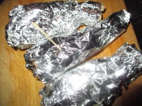 并用牙签插上小孔