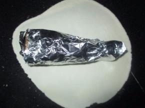 把面团擀成饼状，加入包好的鸡腿