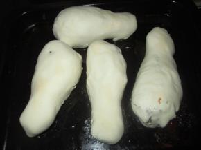 烤箱预热后，用220度左右的温度烤约30分，面饼表面发硬即可