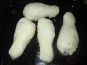 烤箱预热后，用220度左右的温度烤约30分，面饼表面发硬即可