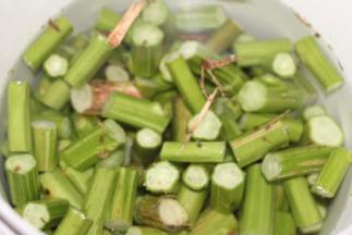 然后放进桶里，加入清水