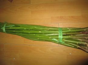 先来制作臭卤水，准备一捆老的苋菜杆