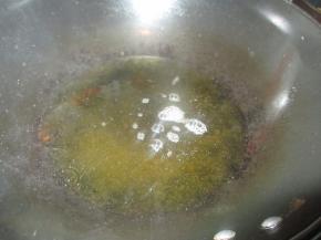 锅里加入油加热