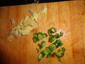 把生姜和小米椒切碎