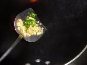 然后起油锅，倒入生姜和小米椒爆香