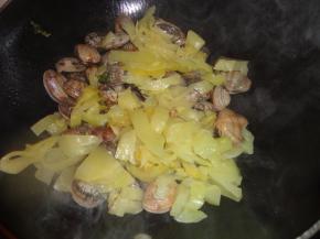 翻炒后加入酸菜翻炒一下