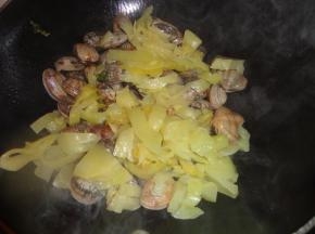 翻炒后加入酸菜翻炒一下