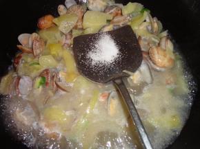 煮五分钟，加入适量的盐调味