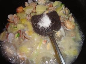 煮五分钟，加入适量的盐调味