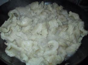 然后放进锅里小火慢煎