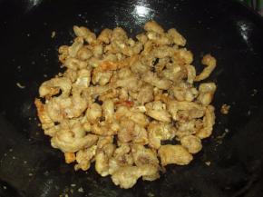 煎出来的油倒碗里，留下油渣