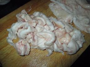 把猪油切成小块