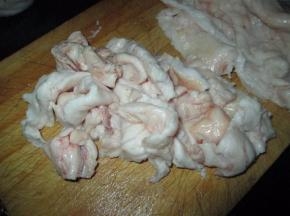 把猪油切成小块