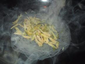 锅里加入热水，榨菜切丝，和粉丝一起放进锅里