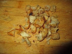 然后把油渣切成小块