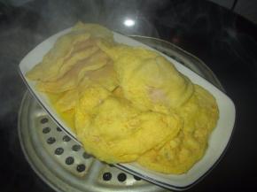 把冰好的蛋饺在锅里蒸热