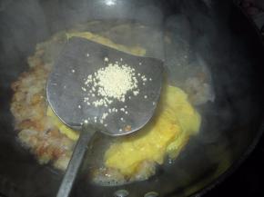 加入适量的盐调味