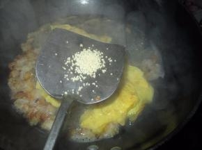 加入适量的盐调味