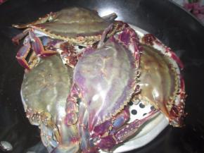 准备一锅热水，把蟹放进锅里蒸