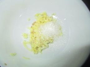 然后放进碗里，再加入糖