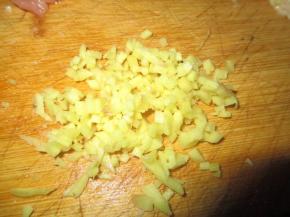 把生姜去皮切碎