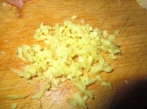 把生姜去皮切碎