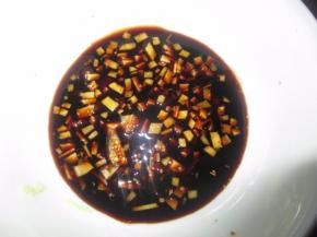 倒入适量的生抽