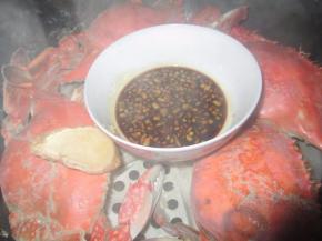 放进有蟹的锅里，利用余热蒸五分钟左右取出