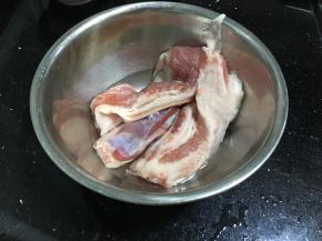 二八开五花肉洗净备好，然后切中块