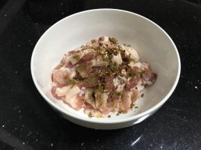 切好的五花肉放入花椒粉和花椒碎，花椒碎用捣蒜器自己捣出来的，不会太细，会更入味。