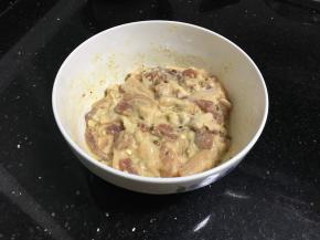 用手使劲均匀的抓开，使每块都能裹上淀粉，可以稍微调干一点点也没事，不能太稀，否则挂不上淀粉