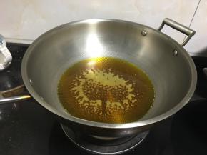 锅里注入菜籽油（推荐一定要地道的菜籽油，其他的油绝对是炸不出那个香味的）菜籽油随着加热的过程会冒很多泡泡，慢慢随着温度越高泡泡慢慢会消失