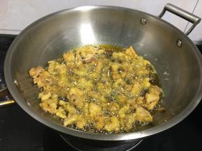 炸了大概有七八分钟颜色差不多了就可以捞出了。这个是可以直接吃的，如果炸的时间较短，推荐可以用来煮汤哦