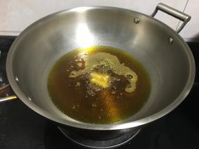 这个时候我们可以扔一块下去试试油温，马上就翻滚的油温是刚刚好的