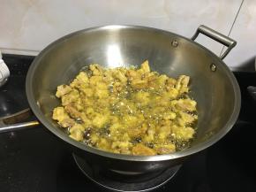 接着迅速一块一块的用筷子裹上淀粉扔进炸锅里炸，要控制火候太高温度马上把火关小一些，控制在中火就行