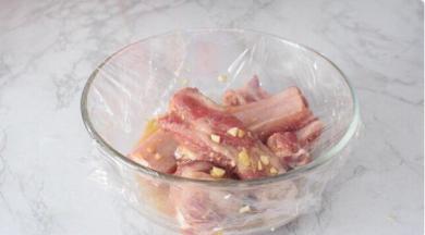 盖上保鲜膜放入冰箱冷藏腌制一夜