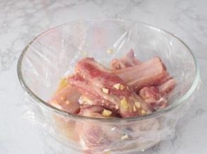 盖上保鲜膜放入冰箱冷藏腌制一夜