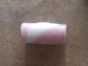 注意：这一次最好是擀成矩形，这样烤出来的圈圈很好看的，不容易漏豆沙哦。
