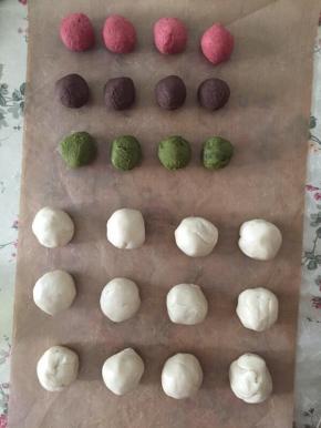 馅料：
等油皮、油酥醒发的时候，把豆沙分成24份（约20克一份）揉圆。 取一个按扁，包入一个蛋黄。揉圆。
