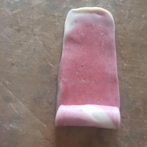 把醒发好的卷卷压扁，再一次擀开。卷起来。 盖上保鲜膜，醒发20分钟。