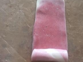 把醒发好的卷卷压扁，再一次擀开。卷起来。 盖上保鲜膜，醒发20分钟。