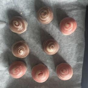 然后翻过来，包入豆沙蛋黄馅，慢慢的收口，捏紧。

全部包好之后，收口朝下，摆入烤盘，用保鲜膜盖好。

开始预热烤箱，上下火170度。烤时观察上色，30分钟左右。