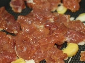 放入肉片j