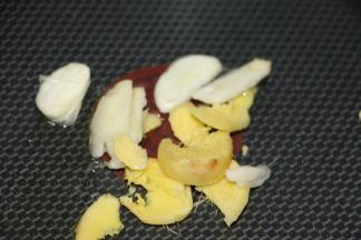 中火，锅里倒入适量油，下蒜头和姜爆香