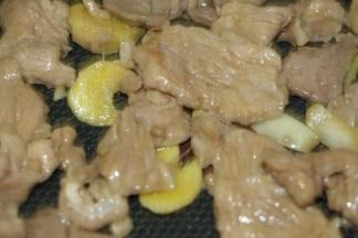 翻炒至肉片9成熟捞起