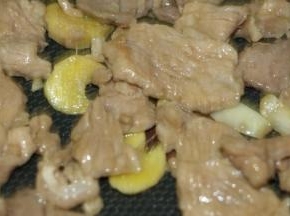 翻炒至肉片9成熟捞起