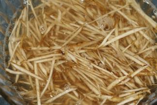 然后切丝，放入盐水里泡着