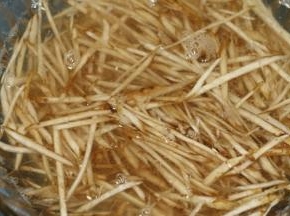 然后切丝，放入盐水里泡着